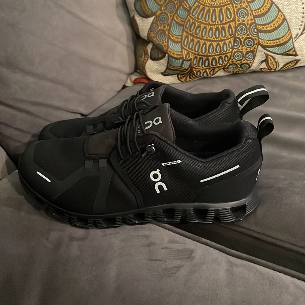 On cloud black waterproof shoes